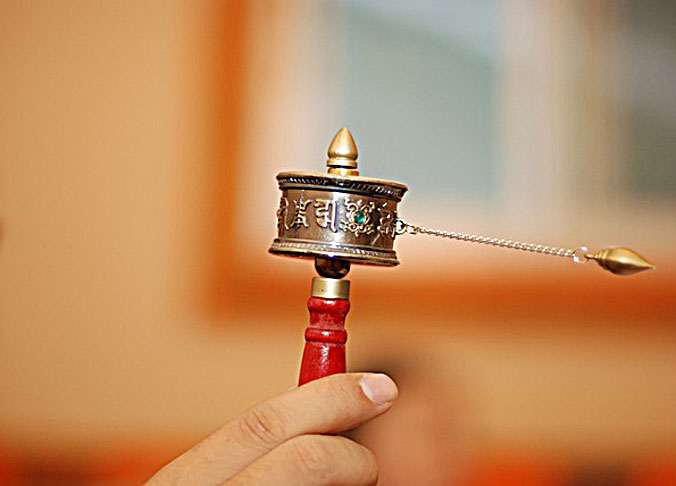 A Roda do Dharma simboliza os ensinamentos de Buda sobre os caminhos que levam à Iluminação. Também é conhecida como Roda da Doutrina, Roda da Lei ou Roda da Vida. 