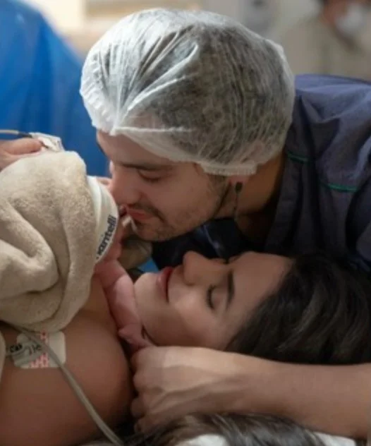 Ela publicou uma foto que encantou os fãs: Luan Santana no momento em que Jade ainda estava internada após o nascimento da filha. Na foto, os três juntos. 