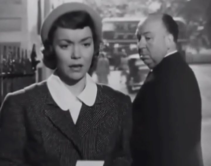 Hitchcock era famoso por fazer aparições rápidas em seus filmes, geralmente como figurante. Ele considerava essas aparições como uma forma de assinatura de seus trabalhos.