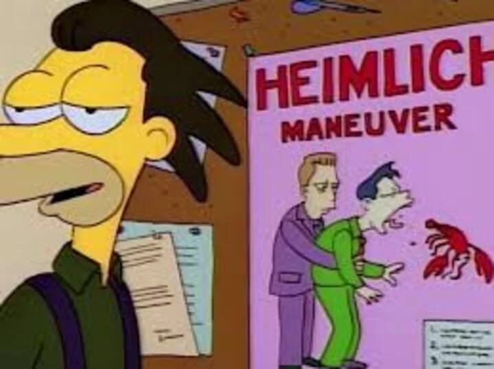 No episódio “Homer at the Bat”, Homer Simpson engasga com uma rosquinha e seu amigo Lenny Leonard olha para um quadro de avisos que contém um pôster indicando como fazer a manobra de Heimlich, técnica para socorrer quem sofre com um engasgo. 
