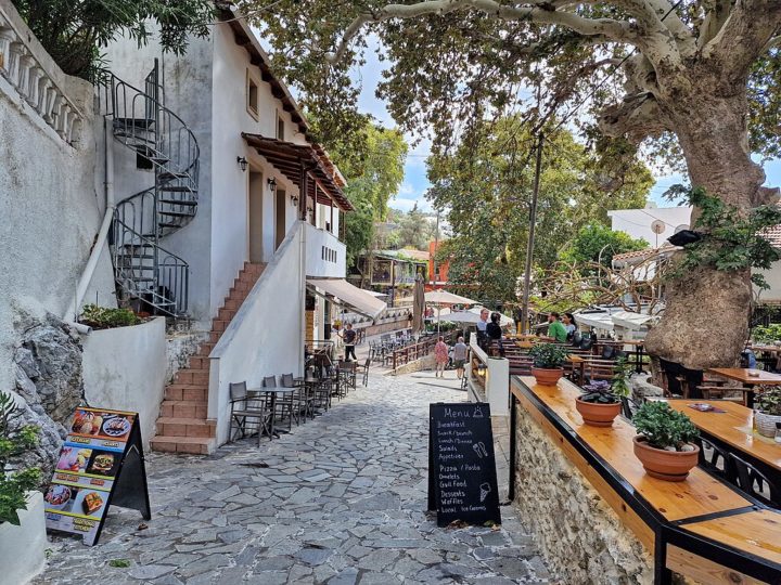 As vilas de Creta também são um ótimo lugar para relaxar e experimentar a cultura local. Algumas das vilas mais charmosas da ilha são Anopoli, Spili, Loutro e Agios Nikolaos.