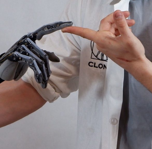 Fundada em 2021, a Clone Robotics desenvolve androides antropomórficos focados em tarefas rotineiras e operações em ambientes complexos.