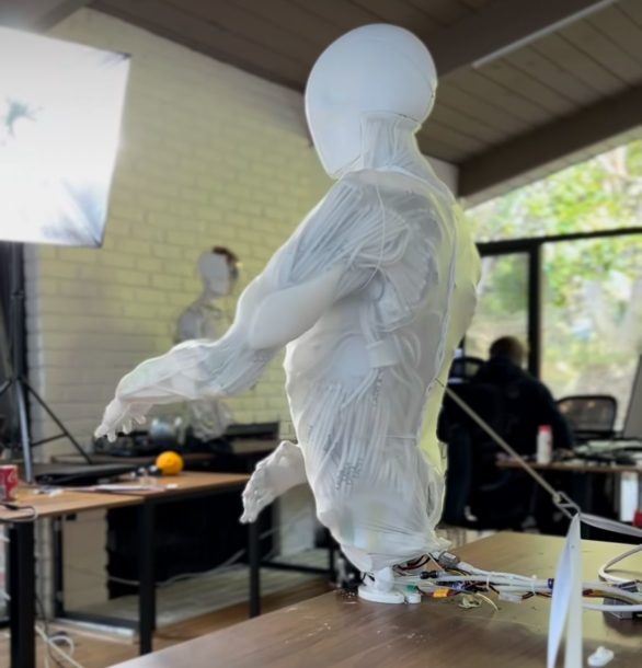 São mais de 1.000 fibras musculares artificiais e 500 sensores que garantem ao Protoclone movimentos semelhantes aos dos humanos. 