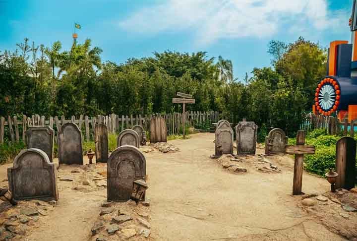 O parque Beto Carrero World, em Penha,  Santa Catarina, inovou em sua área para fumantes. Com cruzes, lápides e caixões, o local representa um  cemitério, fna Cowboyland, em frente à área NERF Mania. 