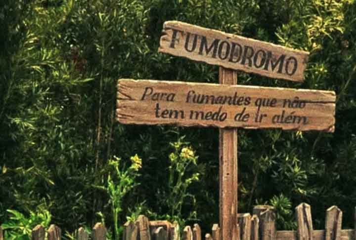 Além disso, o Beto Carrero World, eleito o melhor parque de diversão do Brasil e quarto melhor do mundo em 2024, segundo o site Trip Advisor, expôs uma placa que sinaliza a entrada da área do fumódromo, com aspecto de cemitério. Para fumantes que não têm medo de ir além, diz a estrutura.