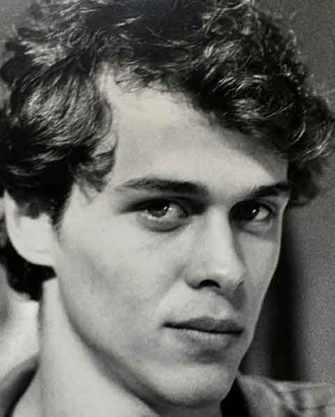 No mesmo ano, por meio de testes, fez seu primeiro filme como protagonista, A cor do seu destino (1986), de Jorge Duran. Um drama sobre os exilados chilenos durante o governo de Salvador Allende.