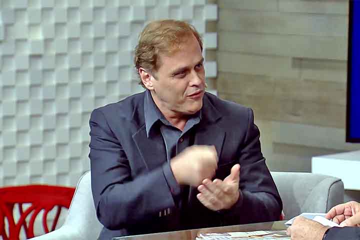 Em novembro de 1994, adquiriu os direitos do best seller Chatô, O Rei do Brasil, obra de Fernando Morais sobre o magnata das telecomunicações do Brasil Assis Chateaubriand.