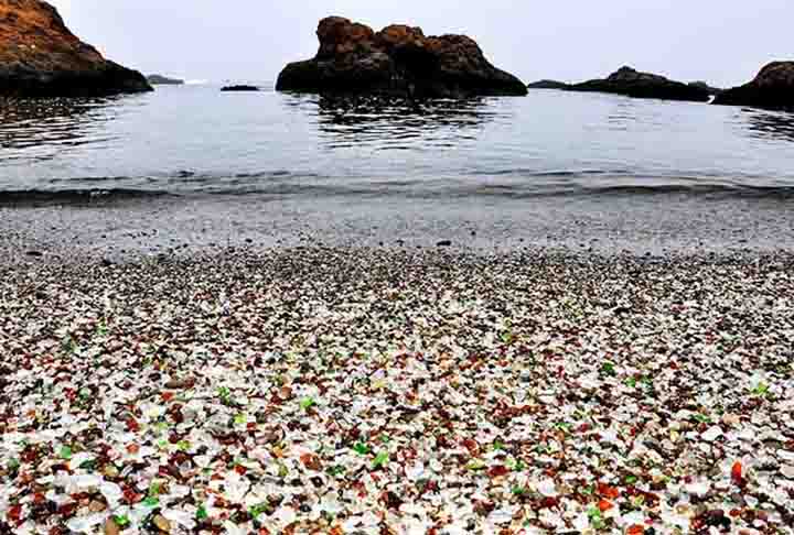 Praia de Glass Beach – Fort Bragg, Califórnia, EUA - Destaque pelas areias coloridas feitas de pedaços de vidro marinho desgastado, restos de antigos despejos de lixo transformados pela ação do mar.