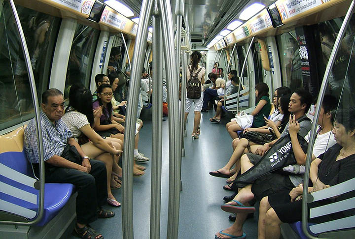 Em Singapura, esse gesto pode ser extremamente ofensivo. Os pés são considerados impuros em algumas culturas.