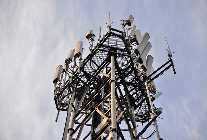 O professor adverte que os sistemas de aterramento não solucionam a questão: Conduzir correntes indutivas para a superfície da Terra pode ter um efeito oposto, resultando na possibilidade real de danificar o que originalmente estava seguro.