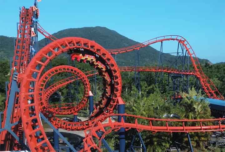 Star Mountain é uma das maiores montanhas-russas da América Latina. Como descreve o parque, ela tem uma queda inicial de 35 metros de altura e dois loopings.