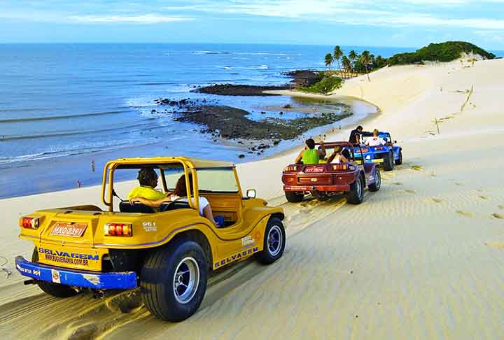 Praia de Genipabu – Extremoz, Rio Grande do Norte - Rodeada por dunas de areia fina e amarelada, é famosa pelo safari de buggy e as belas vistas das lagoas próximas. A areia mistura-se ao vento, criando paisagens em constante mudança.
