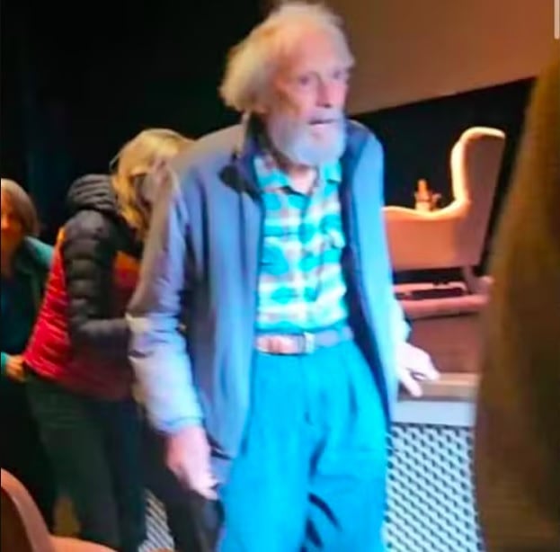 Embora continue na ativa, Eastwood não tem feito aparições em público com frequência nos últimos anos. Daí a surpresa quando ele surgiu no evento. 