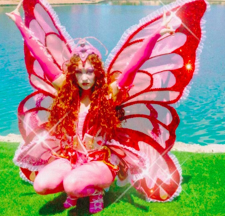 De acordo com a cantora, a fama repentina foi um dos principais fatores que levaram ao seu diagnóstico.