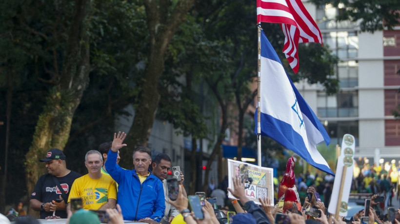 Jair Bolsonaro cumprimenta apoiadores em ato contra o STF e pela anistia na Avenida Paulista, em 29 de junho de 2025