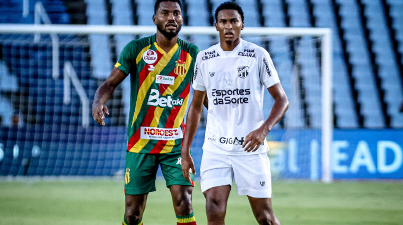 Atacante Guilherme disputa lance no jogo Sampaio Corrêa x Ceará, no Castelão, pela Copa do Nordeste 2025