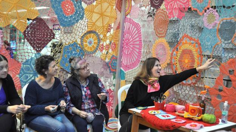 Oficinas e histórias ocupam espaço em crochê na Caixa Cultural


