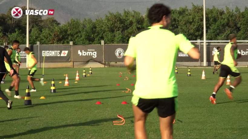 A duas semanas de volta dos jogos, Diniz comanda treino do Vasco