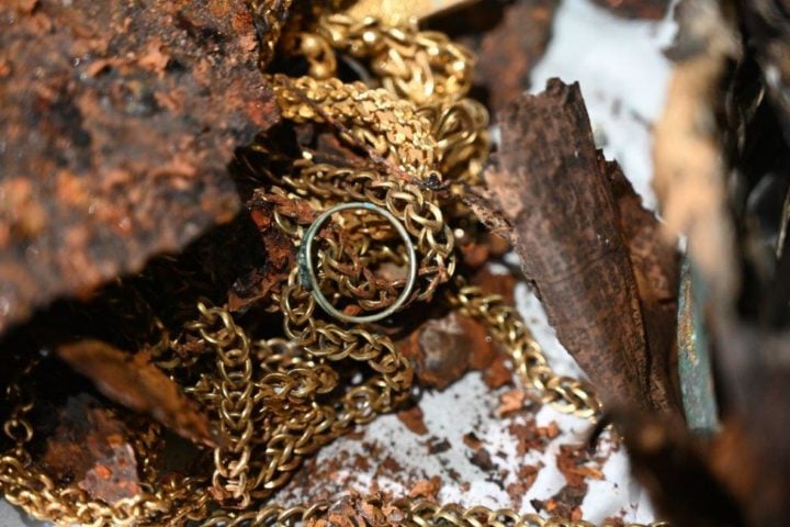 A coleção inclui coroas, correntes, medalhões, anéis, cetros e tábuas de caixão, todos atribuídos à monarquia.