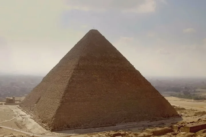A maior delas, a de Quéops, também chamada de Grande Pirâmide, foi considerada uma das Sete Maravilhas do Mundo Antigo e é a única que ainda resiste praticamente intacta.
