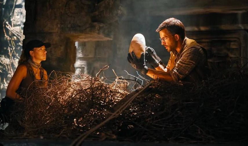 A trama de Jurassic World Rebirth se passa cinco anos depois dos eventos de Jurassic World: Domínio. A sinopse do novo filme diz o seguinte: A ecologia do planeta se mostrou um lugar inóspito para os dinossauros. Os que restaram existem em ambientes equatoriais isolados, com climas que lembram aquele em que eles prosperaram uma vez. 