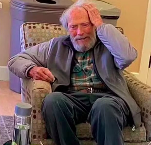 Nas redes sociais, vários internautas comentaram a aparência do ator: Aposto que ele ainda poderia chutar a maioria das pessoas aqui, o cara é uma lenda, comentou um. Ele está melhor que o Joe Biden, brincou outro.