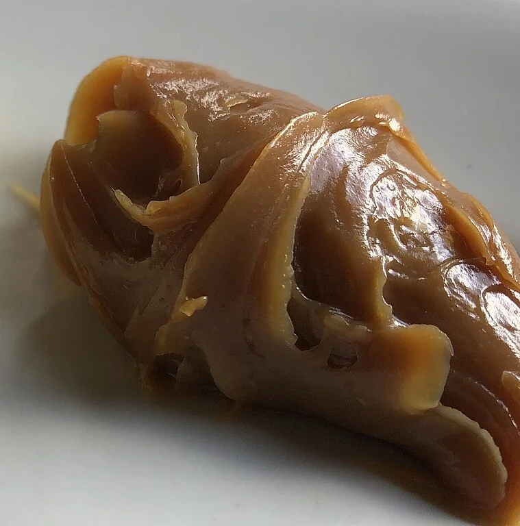 Tudo começou quando o caixa da loja registrou um preço maior do que o indicado no pote de doce de leite . Fábio de Melo reclamou e ouviu do gerente a resposta: Se quiser levar, o preço é este. O padre postou, o funcionário foi demitido e as redes bombaram com polêmica sobre o caso.