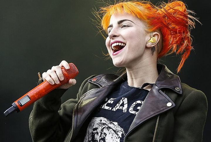 Por outro lado, Roan não é a única artista a fazer suas críticas em relação à fama. Hayley Williams, vocalista do Paramore, expressou apoio aos comentários da cantora.