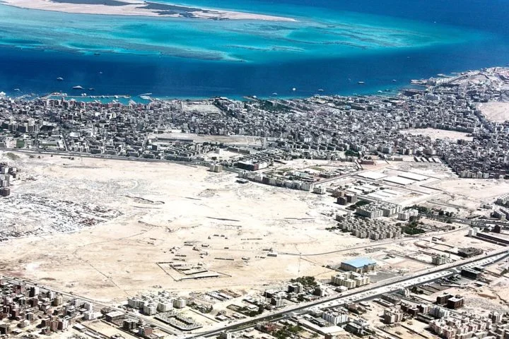 Originalmente, Hurghada era uma pequena vila de pescadores, mas, com o crescimento do turismo nas últimas décadas, transformou-se em um importante centro de lazer e entretenimento, atraindo visitantes do mundo todo.