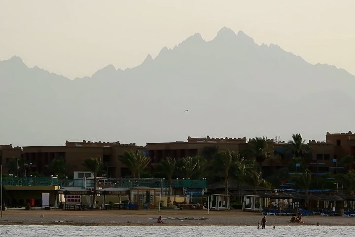 Um piloto da companhia aérea de baixo custo EasyJet foi afastado recentemente de suas funções após voar muito abaixo da altitude recomendada enquanto se aproximava para pousar em Hurghada, uma cidade turística no Egito, às margens do Mar Vermelho.
