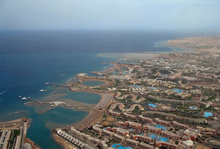 Com um clima quente e seco durante todo o ano, Hurghada é um destino ideal para quem busca sol, mar e aventura, sendo uma alternativa mais tranquila e acessível em comparação a Sharm El-Sheikh, outro famoso balneário egípcio.