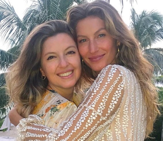 Gisele Bündchen e Patrícia Bündchen - Patrícia não é apenas a gêmea da supermodelo brasileira Gisele Bündchen. Ela também é assessora da carreira da irmã. Elas não se parecem, mas ambas chamam atenção pela beleza. 