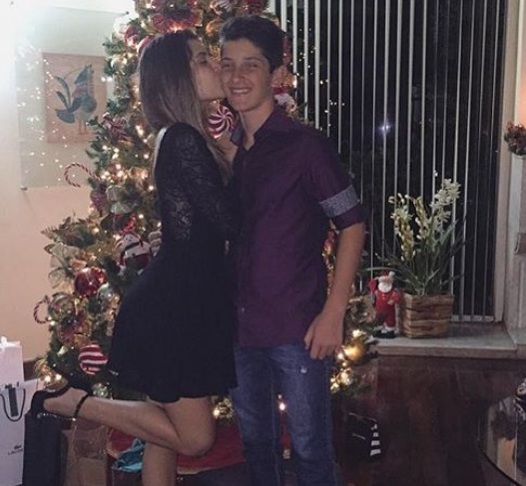 Mafe Nóbrega e João Victor Nóbrega - João Victor é irmão gêmeo de Mafe, influenciadora dedicada ao público teen. Ambos são filhos de Carlos Alberto de Nóbrega, ícone da televisão brasileira, apresentador do programa de humor A Praça É Nossa, no SBT.