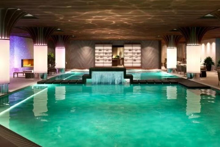 O spa foi instalado no antigo centro de confinamento e conta com quatro piscinas, cinco saunas e áreas de massagem. 