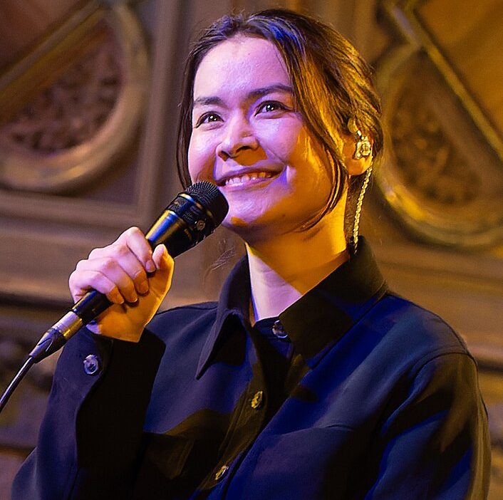 A cantora americana Mitski também acolheu Roan, dizendo que ela agora faz parte do clube onde desconhecidos acreditam que você lhes pertence e passam a perseguir seus familiares.