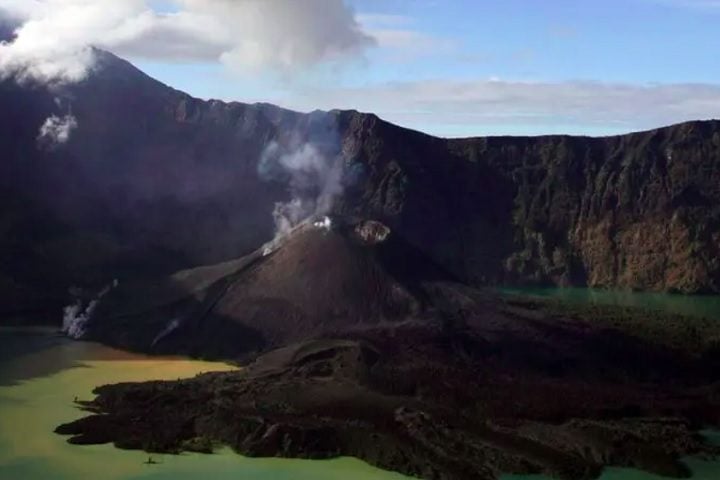 A maioria dos acidentes, segundo o governo indonésio, ocorre por falhas dos próprios turistas, como uso inadequado de equipamentos, despreparo físico e desrespeito às trilhas oficiais.