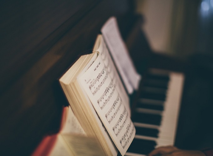 Missionários americanos e europeus desempenharam um papel fundamental na introdução da música gospel no país, mas foi a partir da década de 1990 que o gênero encontrou um espaço consolidado no mercado musical brasileiro.