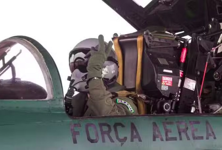 Embora seja mais em conta do que os cursos de formação e aulas em aeroclubes, o concurso é bastante disputado.