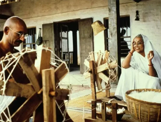 Considerado uma verdadeira lenda do cinema, teatro e TV, Richard Attenborough ganhou o Oscar de Melhor Filme pelo drama biográfico Gandhi, lançado em 1982.