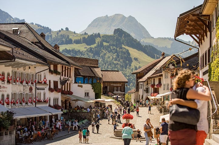 Não é permitida a circulação de carros nas ruas de Gruyères. Em 2014, a cidade foi eleita como a mais bonita da Suíça ocidental. O aspecto medieval é ressaltado especialmente pela presença de castelos 
