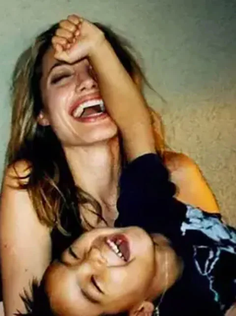 Angelina também divulga causas em defesa dos animais, como o programa de preservação de abelhas Women For Bees, da Unesco, em parceria com a empresa de cosméticos francesa Guerlain.  

