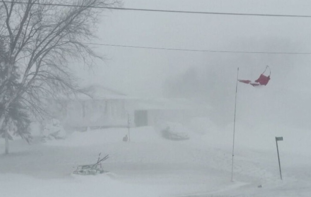 A visibilidade fica extremamente reduzida e as ruas se tornam proibitivas. Em 2022, a situação ficou tão grave que a tempestade levou o título de Nevasca do Século.