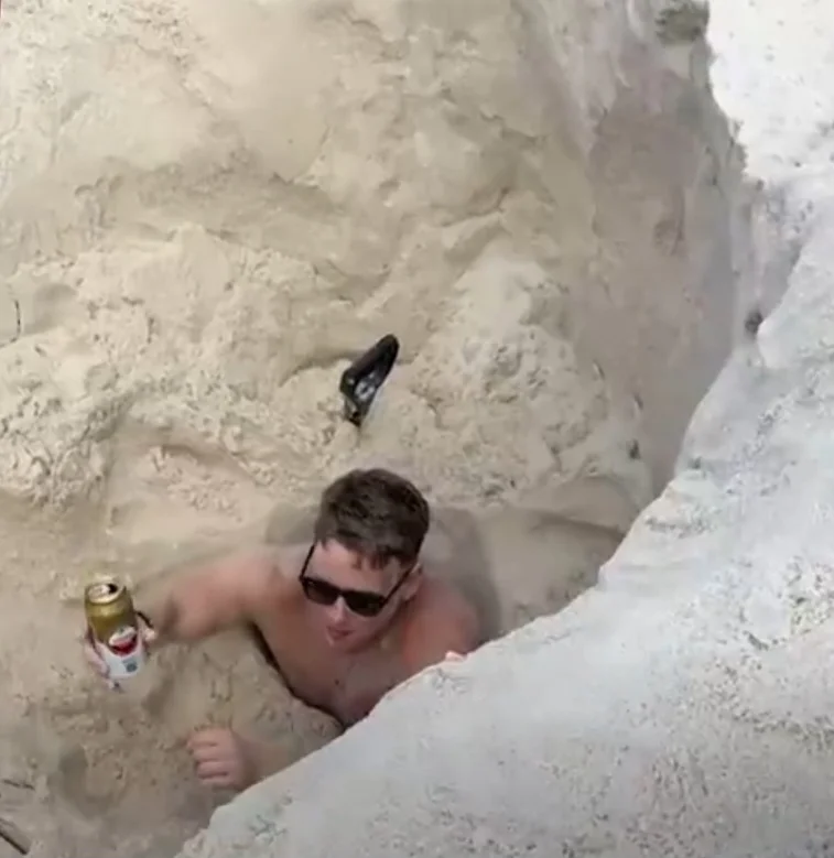 Um turista britânico ficou preso por mais de 3 horas na areia da Praia de Copacabana, no Rio de Janeiro. Ele cavou um buraco e não conseguiu sair. Estava até com uma lata de cerveja na mão. 