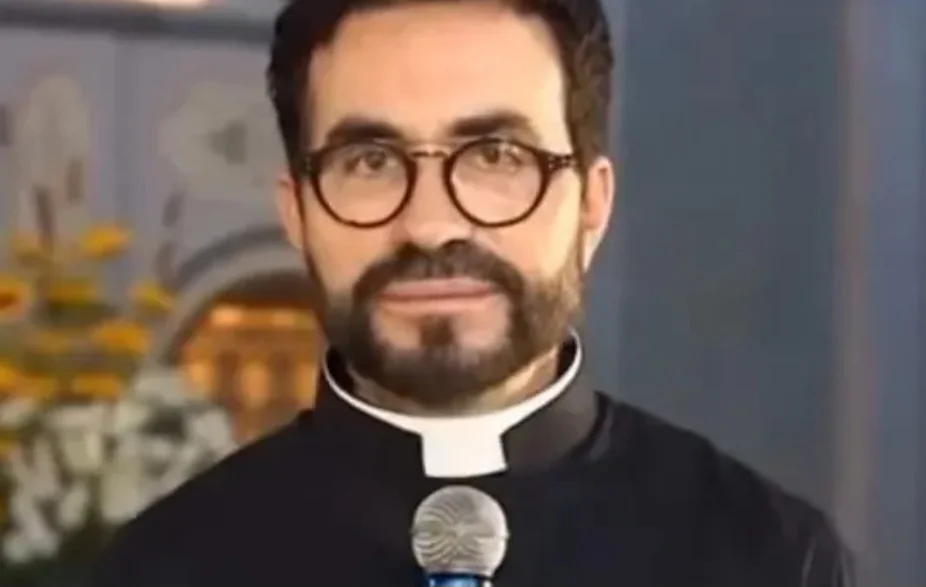 O polêmico episódio que resultou na demissão de um funcionário de cafeteria após queixa do Padre Fábio de Mello foi parar no Vaticano. É que um bispo de Santa Catarina levou o caso para avaliação da Congregação para a Doutrina da Fé.