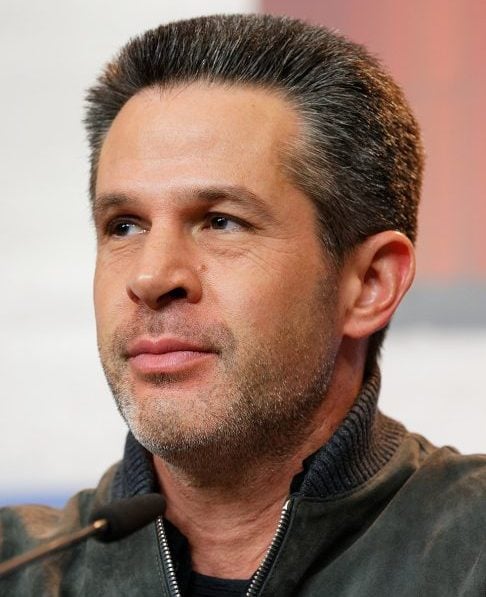 Simon Kinberg, que escreveu Sr. e Sra. Smith (2005) e X-Men: Dias de um Futuro Esquecido (2014), é o responsável pelo roteiro. As informações são do site Deadline.