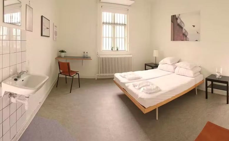 São 22 quartos com 55 camas ao todo, incluindo até uma suíte nupcial com decoração temática dentro das celas.