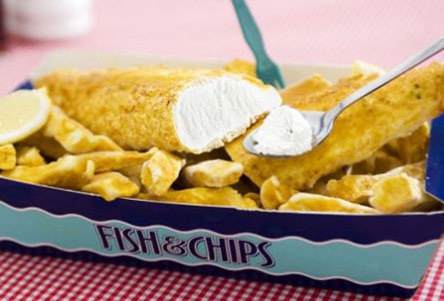 Isso porque o restaurante George's Portobello Fish Bar, em Londres, resolveu oferecer uma alternativa inusitada: creme de bacalhau coberto por uma camada de massa de pimenta de baunilha frita, acompanhado de sorvete de batata no lugar das batatas fritas.