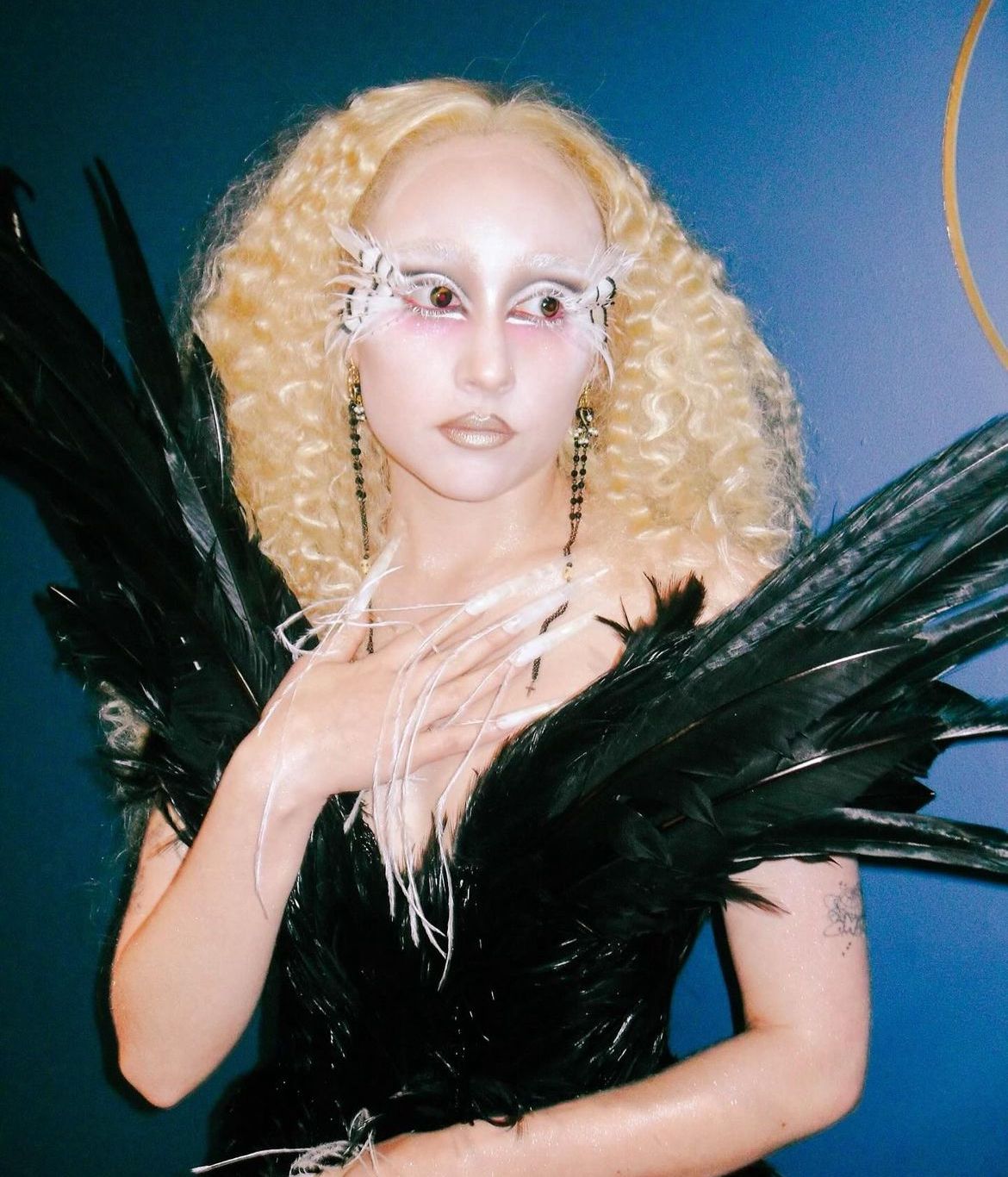 Ela é conhecida por seus visuais extravagantes e inspirados no mundo do drag. Suas músicas transmitem mensagens de empoderamento e amor próprio, além de celebrar a diversidade e a comunidade LGBTQIA+.