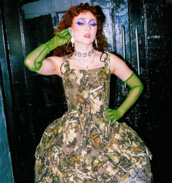 Apesar dos desafios emocionais e da dificuldade de se adaptar à fama, Chappell Roan enfatizou sua gratidão pelos fãs, deixando claro que suas críticas não se referem ao sucesso, mas sim aos abusos que vem sofrendo.