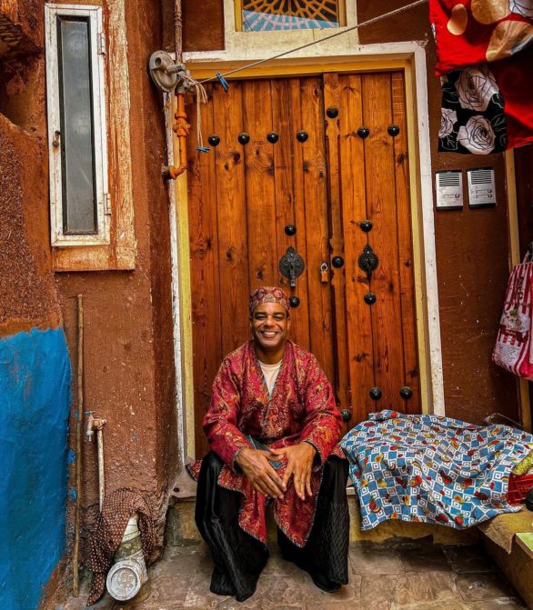 Por outro lado, o brasileiro acha que o fato de ser negro também o ajudou em determinadas situações: 